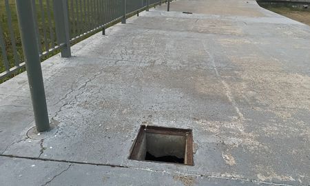 Los pozos tienen al menos dos metros de profundidad. Los pozos tienen al menos dos metros de profundidad.