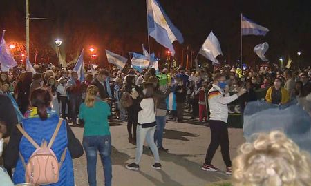 Este miércoles volvió a realizarse un cacerolazo en distintos puntos del país para reclamar por la intervención de la empresa santafesina Vicentín. Este miércoles volvió a realizarse un cacerolazo en distintos puntos del país para reclamar por la intervención de la empresa santafesina Vicentín.
