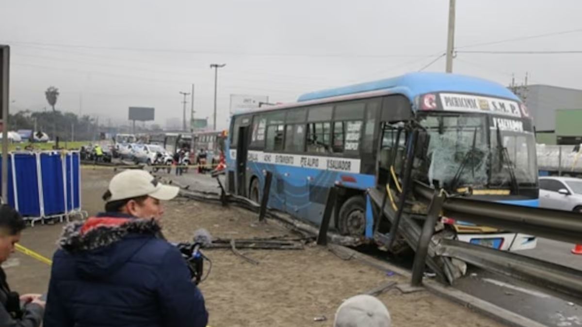 Dos pasajeros murieron y nueve resultaron heridos tras un trágico accidente fatal en el que el colectivo en el que viajaban chocó contra una baranda metálica. Dos pasajeros murieron y nueve resultaron heridos tras un trágico accidente fatal en el que el colectivo en el que viajaban chocó contra una baranda metálica.
