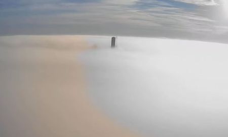 La vista aérea de la zona del Puente Colgante de Santa Fe este jueves, cubierto de niebla casi en su totalidad. La vista aérea de la zona del Puente Colgante de Santa Fe este jueves, cubierto de niebla casi en su totalidad.