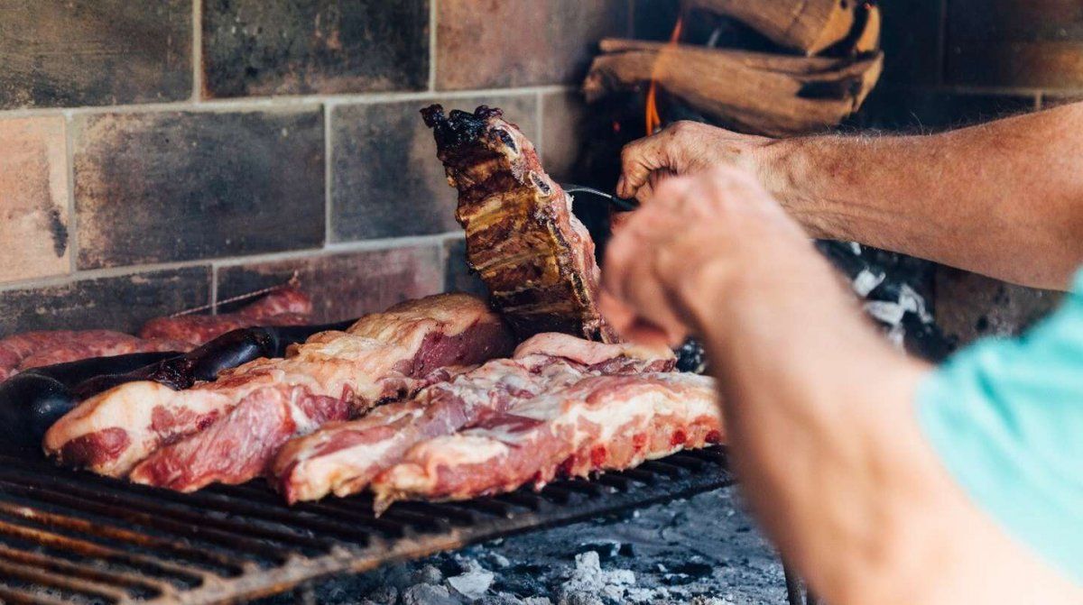 Descubrieron por qué el asado de obra tiene un gusto inigualable.