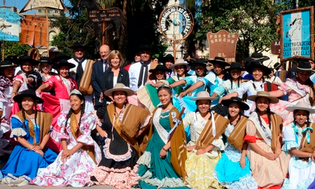La elección de la paisana nacional se realizó ya el pasado domingo entre cinco provincias participantes, y resultó coronada Anahí Juliana Robles, de Tucumán, junto a Fátima Abigail Sosa, de Jujuy, y Claudia Beatriz Argañaraz, de Santiago del Estero, quienes la acompañarán como sus donosas. La elección de la paisana nacional se realizó ya el pasado domingo entre cinco provincias participantes, y resultó coronada Anahí Juliana Robles, de Tucumán, junto a Fátima Abigail Sosa, de Jujuy, y Claudia Beatriz Argañaraz, de Santiago del Estero, quienes la acompañarán como sus donosas.