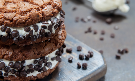Cómo hacer alfajores caseros que combinan brownie y helado, ideales para el verano. Cómo hacer alfajores caseros que combinan brownie y helado, ideales para el verano.