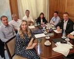 La mesa política del Gobierno nacional se reunió en un cónclave extenso de más de dos horas, en medio de tensiones internas, y que tuvo el protagonismo de Manuel Adorni. La mesa política del Gobierno nacional se reunió en un cónclave extenso de más de dos horas, en medio de tensiones internas, y que tuvo el protagonismo de Manuel Adorni.