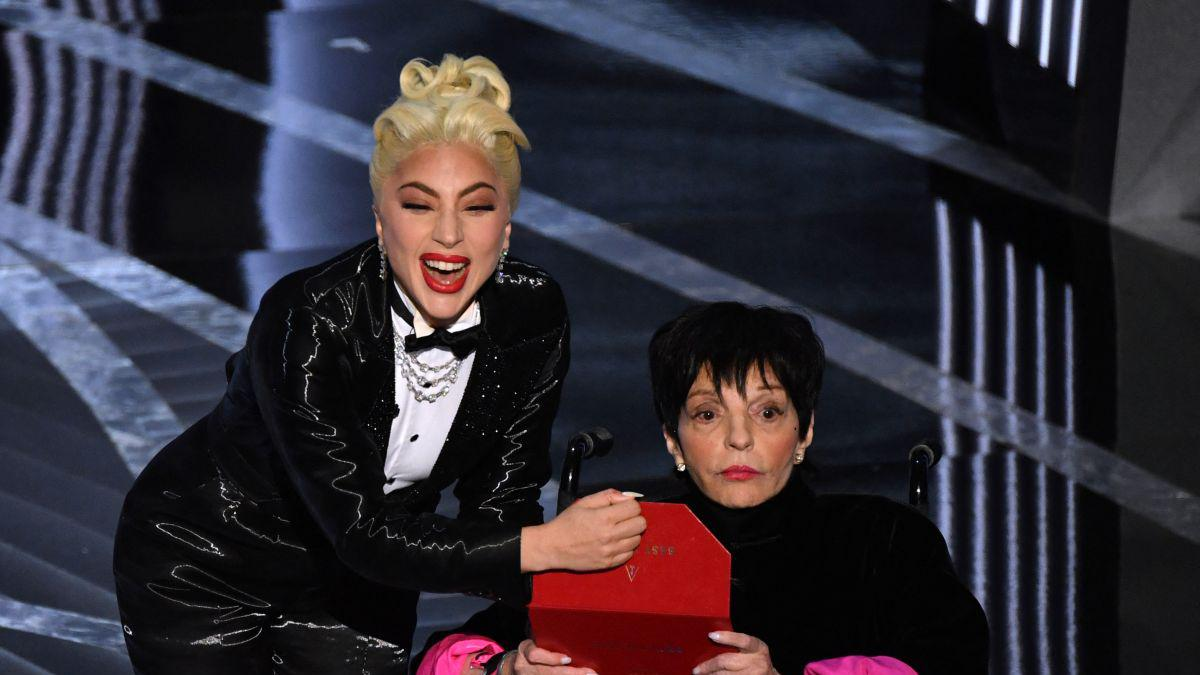 Liza Minnalli es quien anuncia frente a todos que "CODA" era la ganadora por "Mejor Pel&iacute;cula"