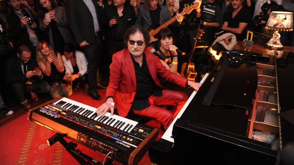 El músico reapareció públicamente en un bar