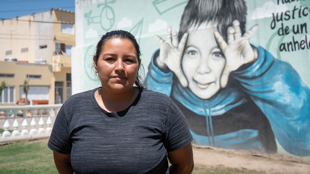 Daniela Sosa, la mamá de Maxi, frente al mural que pintaron por su hijo. 