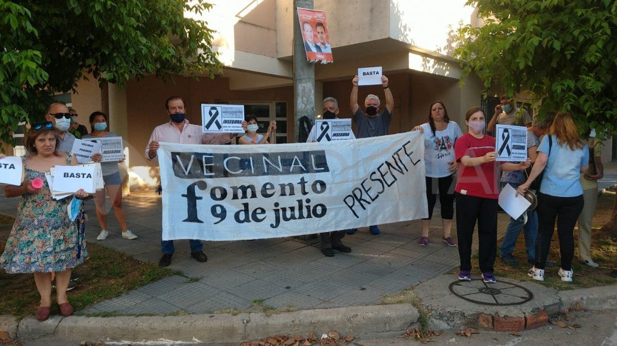 Los vecinos de barrio Fomento 9 de Julio se movilizaron este lunes desde las 18.&nbsp;