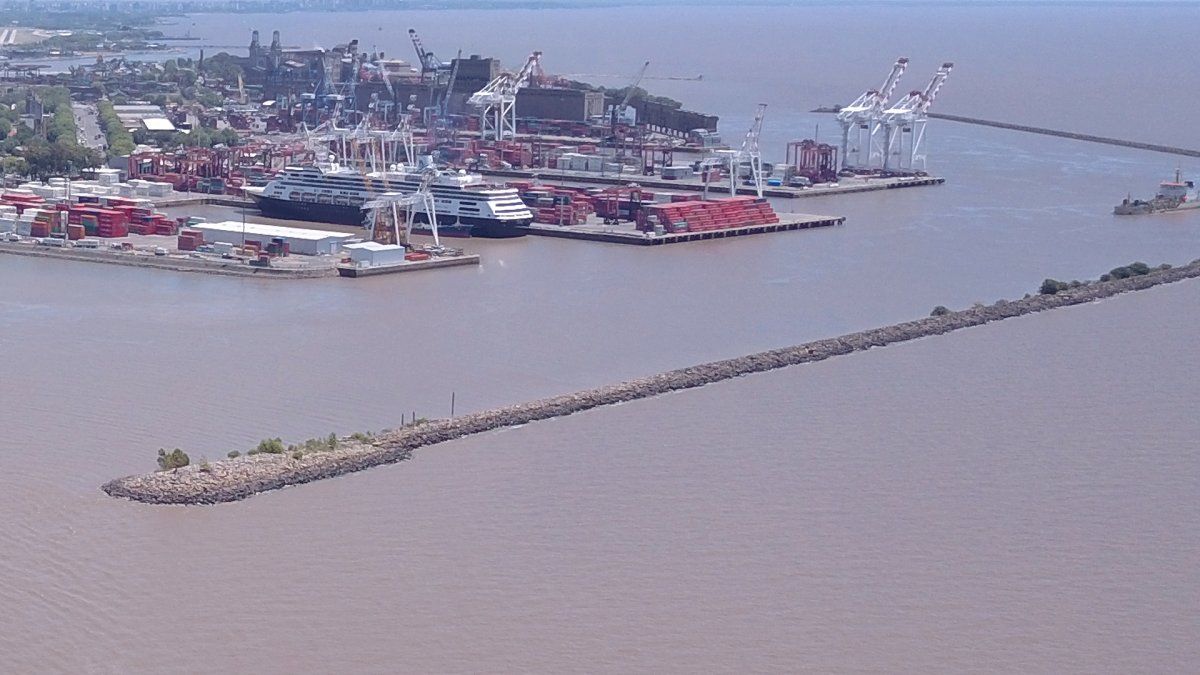 Frenaron en Montevideo a dos cruceros que navegaban hacia Buenos Aires