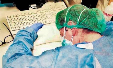 Elena Pagliarini, enfermera del Hospital de Cremona en Italia, muestra los signos de cansancio en uno de los turnos más agota-dores que tuvo en su vida. Elena Pagliarini, enfermera del Hospital de Cremona en Italia, muestra los signos de cansancio en uno de los turnos más agota-dores que tuvo en su vida.