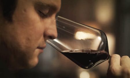 Los seguidores de la serie y las personas que desean saber más sobre este peculiar gusto sobre los vinos, se preguntan cuánto cuesta el vino tinto “Único Luis Miguel”, una bebida selecta que no está al alcance de todos. Los seguidores de la serie y las personas que desean saber más sobre este peculiar gusto sobre los vinos, se preguntan cuánto cuesta el vino tinto “Único Luis Miguel”, una bebida selecta que no está al alcance de todos.