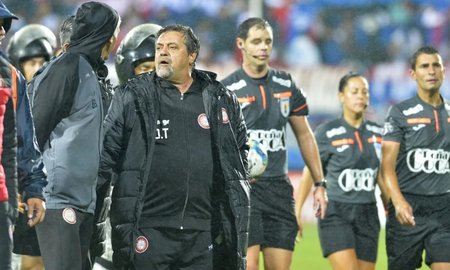 Ricardo Caruso Lombardi perdió en su debut en Uruguay y explotó contra el VAR. Ricardo Caruso Lombardi perdió en su debut en Uruguay y explotó contra el VAR.