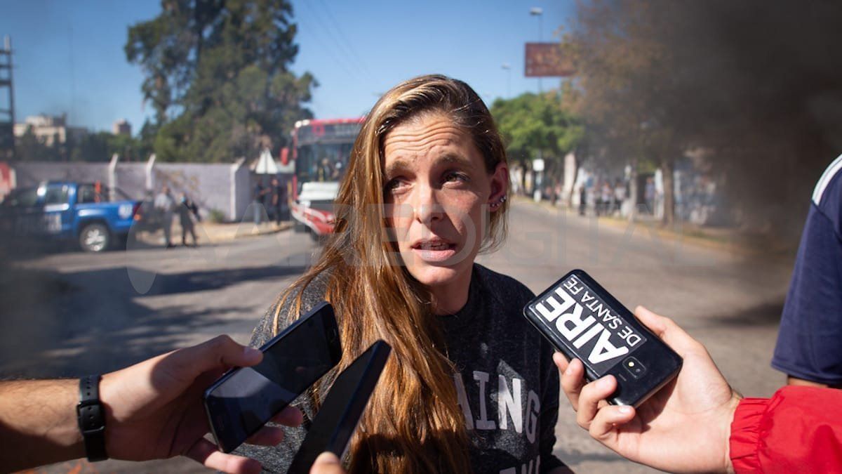 Indiana, una de las referente del piquete, explicó que la protesta es para recuperar las motos que les retuvo la Policía.