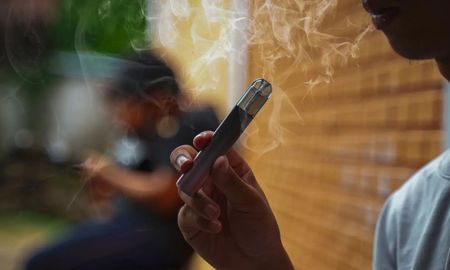 Las entidades de salud publica y científicas sostienen que la medida, en lugar de prevenir el consumo, habilita la expansión de productos que generan adicción. Las entidades de salud publica y científicas sostienen que la medida, en lugar de prevenir el consumo, habilita la expansión de productos que generan adicción.