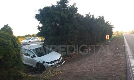 El Toyota Corolla quedó varado en el cantero central de la autopista Rosario - Santa Fe, km 153. El Toyota Corolla quedó varado en el cantero central de la autopista Rosario - Santa Fe, km 153.
