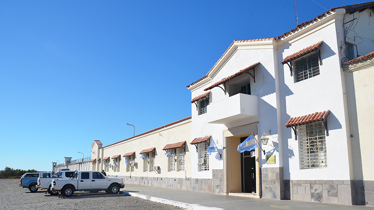 Las primeras resistencias a las mudanzas de presos de Rosario a penales federales del interior del país se hicieron palpables luego del paso de parte de la banda por la Unidad Penitenciaria n°6 de Rawson. Las primeras resistencias a las mudanzas de presos de Rosario a penales federales del interior del país se hicieron palpables luego del paso de parte de la banda por la Unidad Penitenciaria n°6 de Rawson.