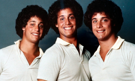Robert, David y Eddy se conocieron a los 19 años por casualidad. Habían sido parte de un experimento científico que los separó hasta que ellos mismos sin saberlo lograron reencontrarse en los años 80 Robert, David y Eddy se conocieron a los 19 años por casualidad. Habían sido parte de un experimento científico que los separó hasta que ellos mismos sin saberlo lograron reencontrarse en los años 80