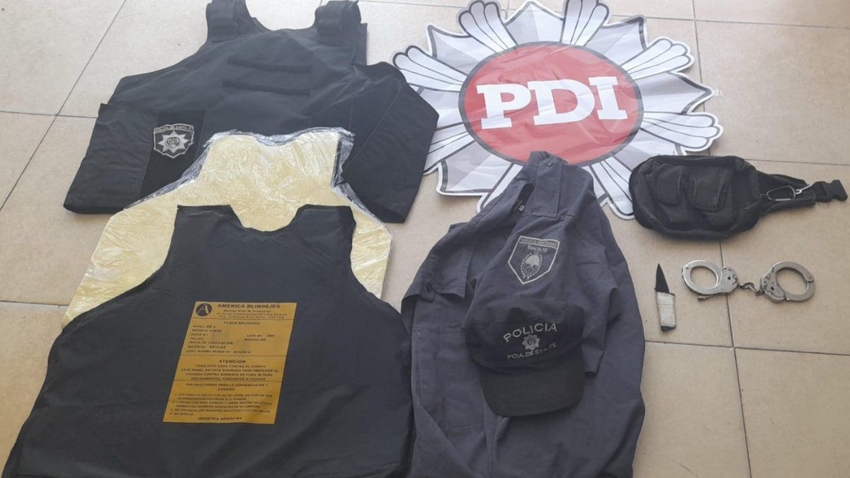 En los allanamientos se secuestraron chalecos balísticos e indumentaria policial En los allanamientos se secuestraron chalecos balísticos e indumentaria policial