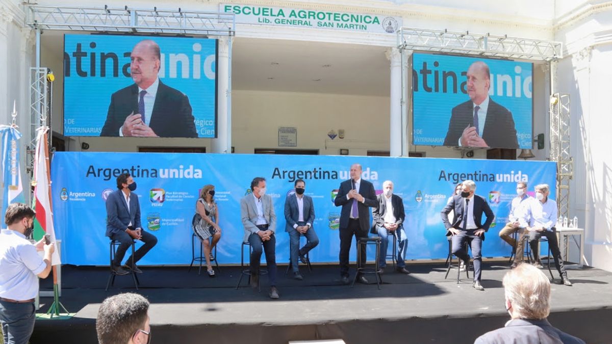 La primera actividad se desarrolló en la actual sede de la Universidad Nacional de Rosario (UNR) en la ciudad de Casilda. Allí rubricaron el acuerdo para la construcción de la nueva sede de la Facultad de Ciencias Veterinarias de esa casa de estudios, trabajos que se desarrollarán en el marco del Plan Estratégico 2019-2023 con una inversión de 293 millones de pesos.