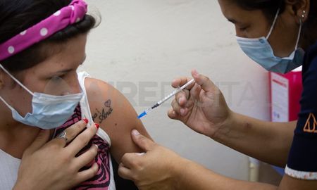 Buscan descentralizar la vacunación y evalúan aplicar terceras dosis sin turno en la provincia de Santa Fe. Buscan descentralizar la vacunación y evalúan aplicar terceras dosis sin turno en la provincia de Santa Fe.