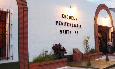 La escuela penitenciaria funciona desde 1978 en barrio Las Flores, se espera que a fin de año la entidad educativa se traslade al predio ubicado en el kilómetro 482 de la ruta nacional N° 11. La escuela penitenciaria funciona desde 1978 en barrio Las Flores, se espera que a fin de año la entidad educativa se traslade al predio ubicado en el kilómetro 482 de la ruta nacional N° 11.