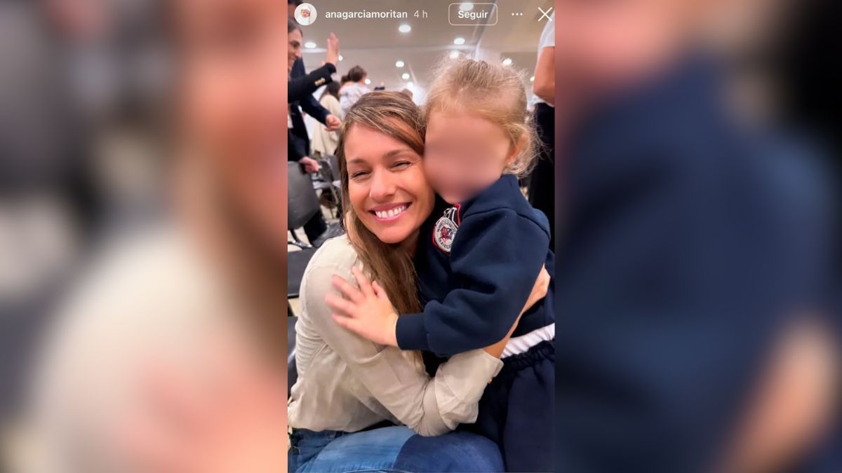 Pampita junto a su hija de tres años en un acto escolar. Pampita junto a su hija de tres años en un acto escolar.