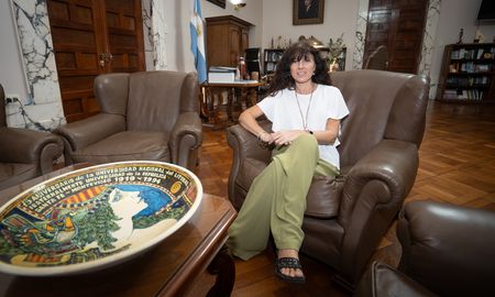 A dos meses de haber asumido como la primera rectora mujer en la historia de la Universidad Nacional del Litoral (UNL), Laura Tarabella trazó un diagnóstico crítico sobre la situación que atraviesa el sistema de educación superior y científico en Argentina. A dos meses de haber asumido como la primera rectora mujer en la historia de la Universidad Nacional del Litoral (UNL), Laura Tarabella trazó un diagnóstico crítico sobre la situación que atraviesa el sistema de educación superior y científico en Argentina.