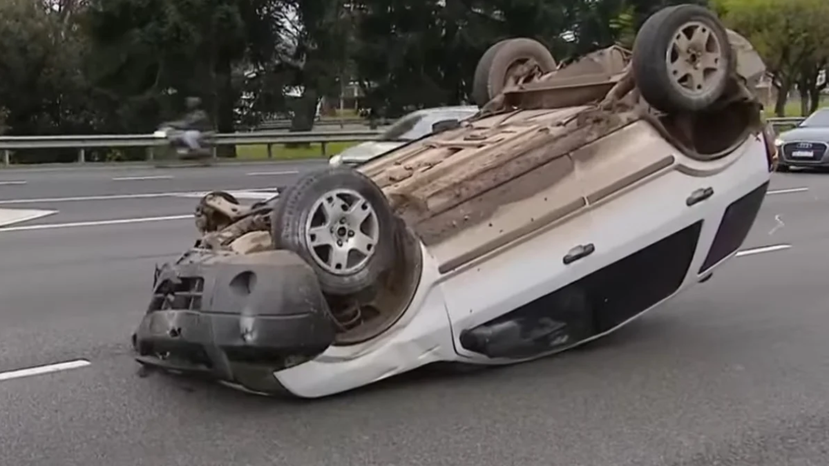 Impactante choque en la General Paz: un auto embistió a una camioneta y la dejó volcada