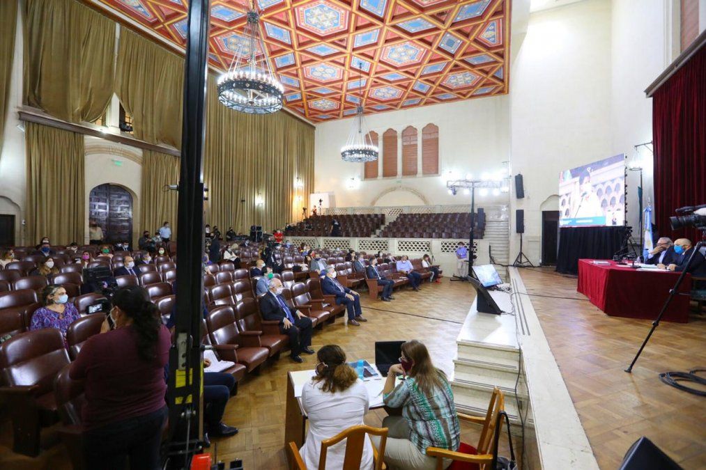 Los legisladores sesionar por primera vez fuera de la Legislatura.