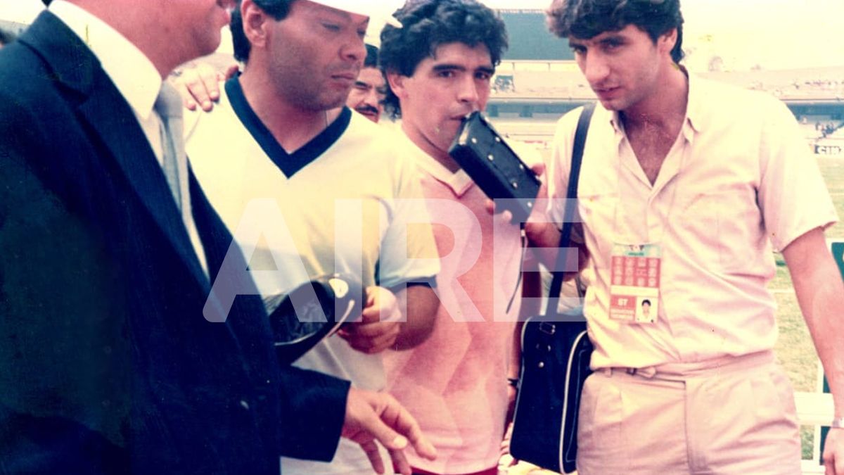 La foto de Diego Maradona y Luis Mino luego del partido frente a Inglaterra.