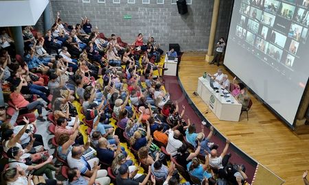 Los delgados de ATE levantan la mano este viernes aceptando la propuesta salarial. Los delgados de ATE levantan la mano este viernes aceptando la propuesta salarial.