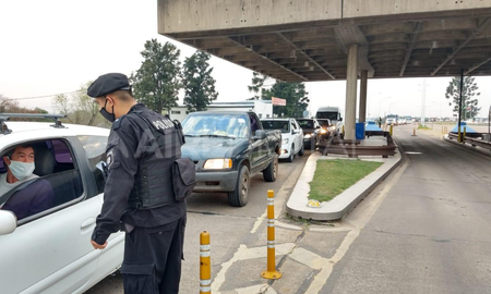 por el pedido de hisopado negativo, hay largas colas para pasar desde parana hacia santa fe por el pedido de hisopado negativo, hay largas colas para pasar desde parana hacia santa fe
