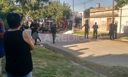 El cruento suceso ocurrió en Juan Díaz de Solís al 1500, en la puerta de la casa de la víctima. El cruento suceso ocurrió en Juan Díaz de Solís al 1500, en la puerta de la casa de la víctima.