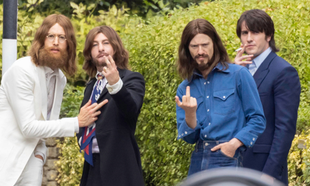 Los actores del biopic de Los Beatles recrearon la portada del disco Abbey Road en Londres.