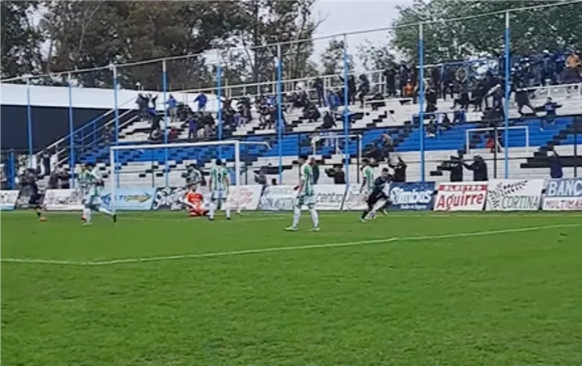 Jugadores de Unión de Sunchales se enfrentaron con hinchas rivales: tiros, golpes y la policía separando. Jugadores de Unión de Sunchales se enfrentaron con hinchas rivales: tiros, golpes y la policía separando.