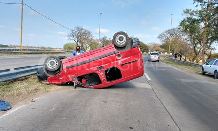 Una camioneta utilitaria volcó en avenida ex Mar Argentino. Una camioneta utilitaria volcó en avenida ex Mar Argentino.