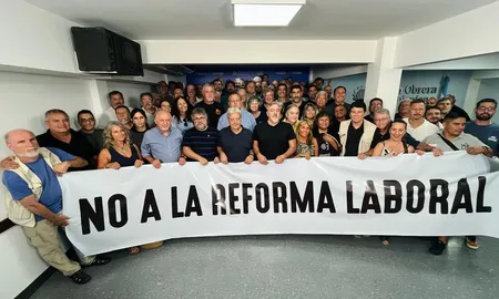 Los gremios “duros” de la CGT y las dos CTA acordaron este miércoles llevar a cabo marchas el mes próximo en Córdoba y Rosario contra la reforma laboral. Los gremios “duros” de la CGT y las dos CTA acordaron este miércoles llevar a cabo marchas el mes próximo en Córdoba y Rosario contra la reforma laboral.