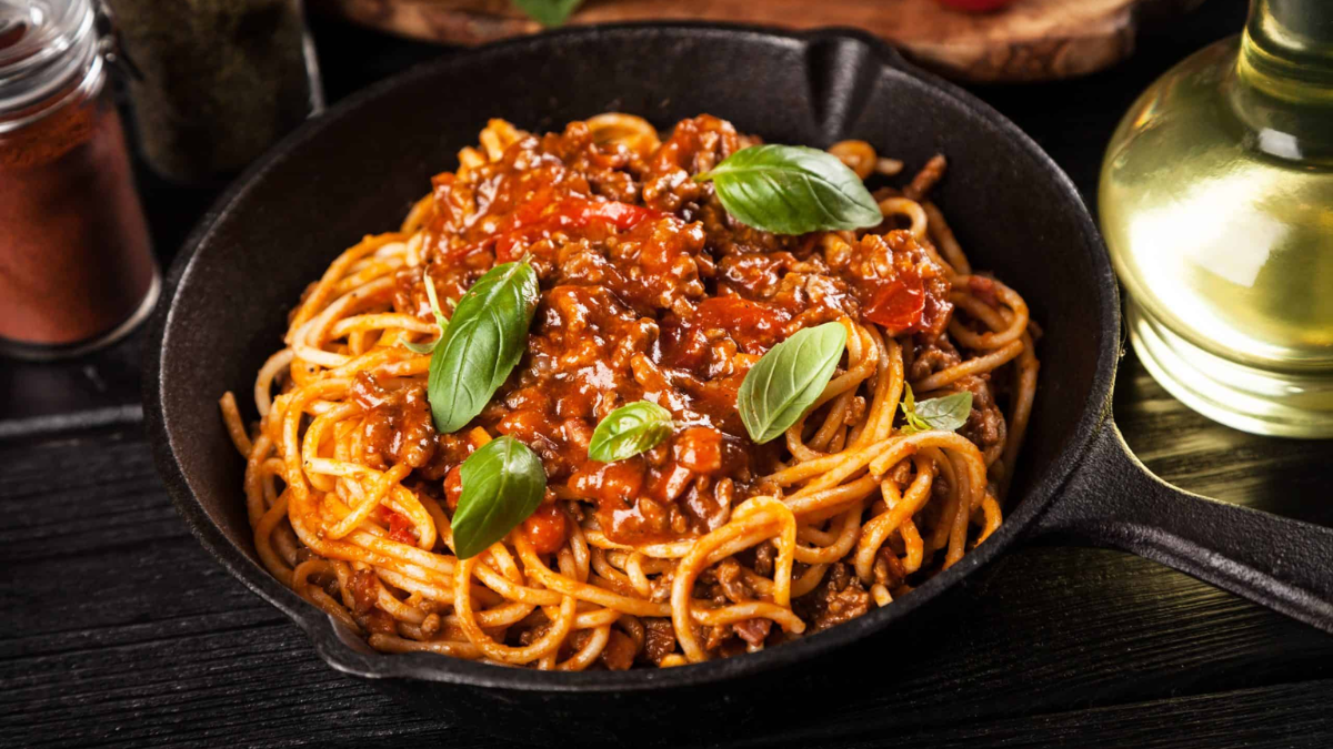 La mezcla de butifarra caramelizada, tomate y hierbas frescas convierte este ragú en una opción distinta a las clásicas salsas italianas.&nbsp;