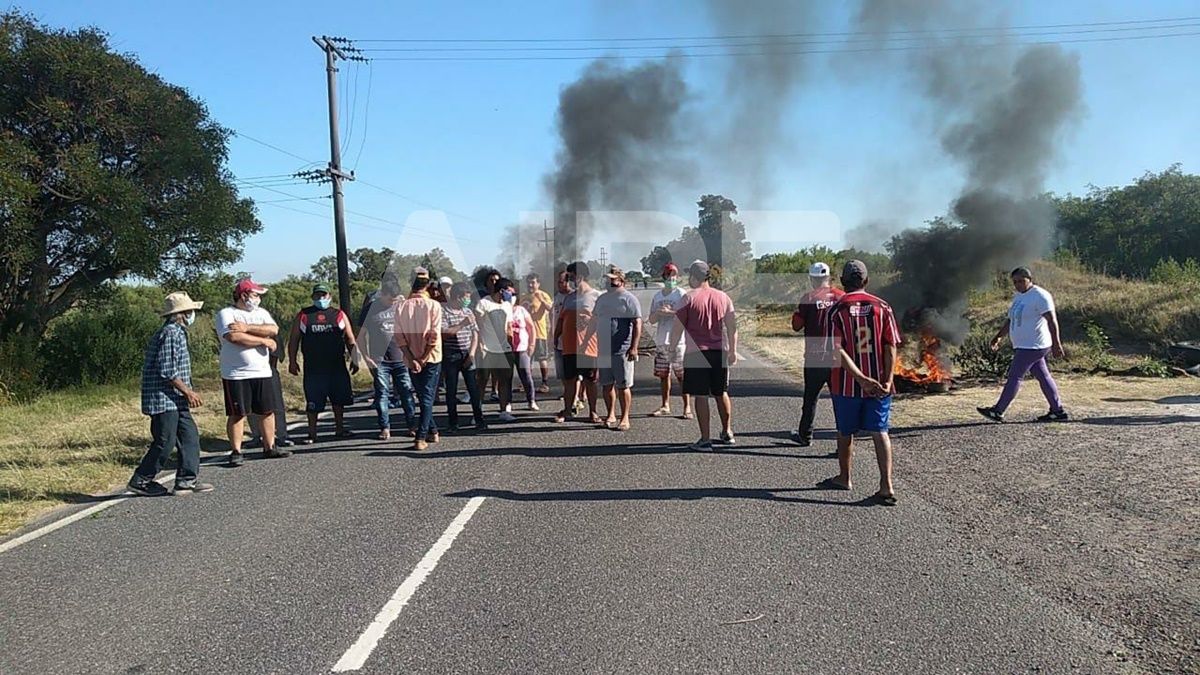 En horas de la siesta de este martes, las organizaciones de pescadores de la provincia de Santa Fe resolvieron, mediante diferentes asambleas, levantar los cortes en las rutas que se llevan a cabo desde la jornada del lunes.