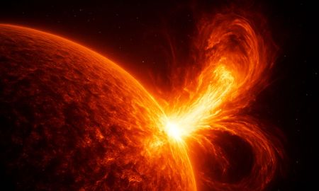 Según los especialistas en clima espacial, la erupción de clase X5.1 de la mancha solar AR4274 es la llamarada solar más potente de este 2025. Según los especialistas en clima espacial, la erupción de clase X5.1 de la mancha solar AR4274 es la llamarada solar más potente de este 2025.