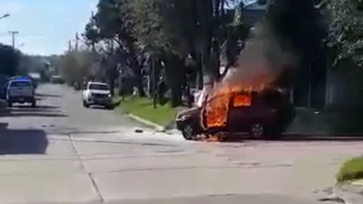 El auto prendiéndose fuego