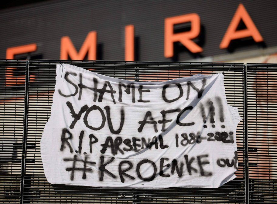 En las afueras del Emirates Stadium del Arsenal también se colgaron mensajes contra el dueño del club, Stan Kroenke, tras el anuncio de la creación de la Superliga Europea. 