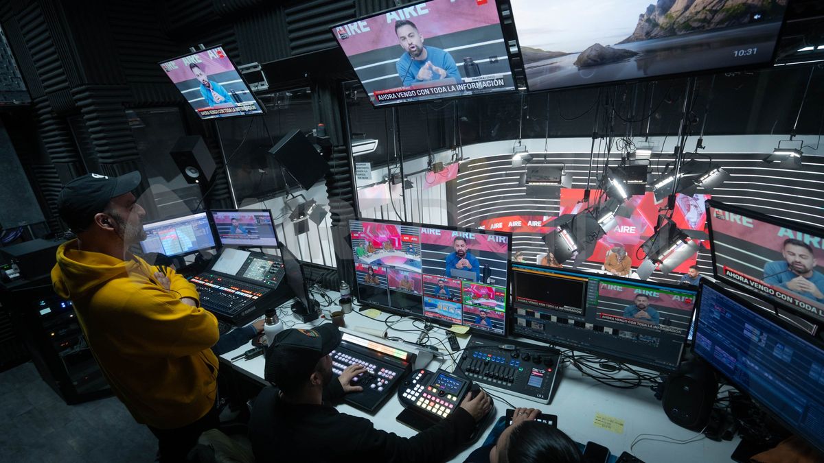 El equipo técnico ajustando detalles del lanzamiento de la nueva identidad visual de AIRE. El equipo técnico ajustando detalles del lanzamiento de la nueva identidad visual de AIRE.
