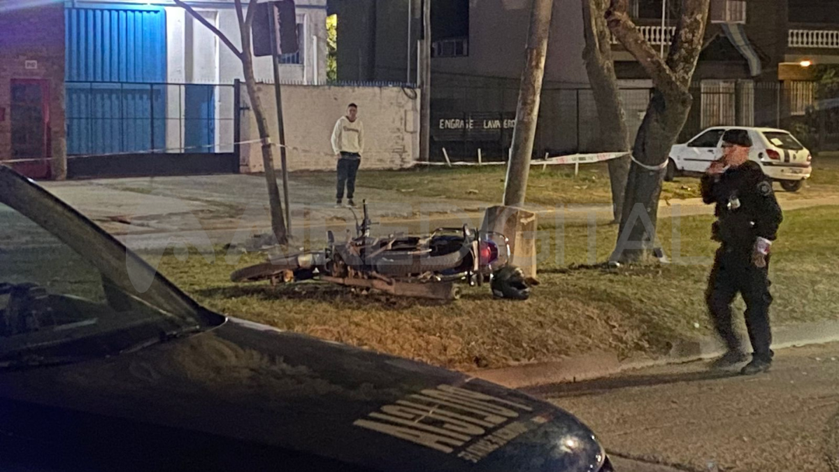 Un motociclista impactó contra la columna de un semáforo y está en grave estado. Un motociclista impactó contra la columna de un semáforo y está en grave estado.