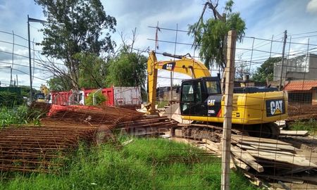El desagüe Espora tendrá una capacidad de desagote de más de 82.000.000 millones de litros de agua de lluvia por hora. El desagüe Espora tendrá una capacidad de desagote de más de 82.000.000 millones de litros de agua de lluvia por hora.
