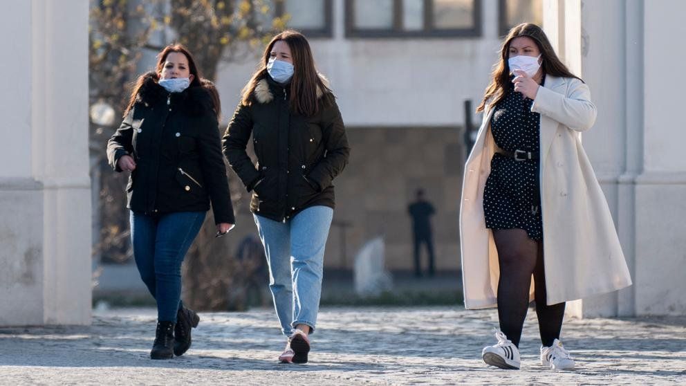 En Eslovaquia las cifras también preocupan a las autoridades, por lo que anunciaron una nueva medida restrictiva que limita el número de personas que pueden reunirse en respuesta a un aumento récord de infecciones por coronavirus.