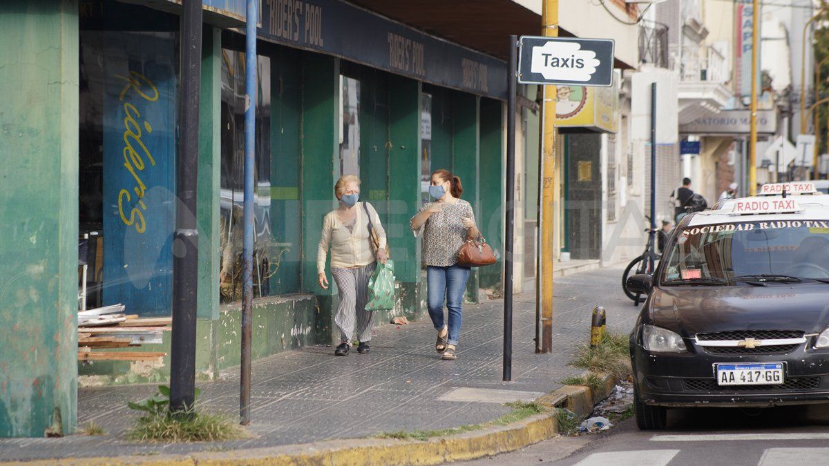 El uso del barbijo y el alcohol para manos fue una de las costumbres de la nueva normalidad.