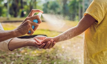 El DEET, usado correctamente, es seguro y eficaz para repeler insectos. El DEET, usado correctamente, es seguro y eficaz para repeler insectos.