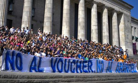 No al voucher, no al arancel fue la consigna de la manifestación de unos 300 alumnos este viernes en la UBA. No al voucher, no al arancel fue la consigna de la manifestación de unos 300 alumnos este viernes en la UBA.