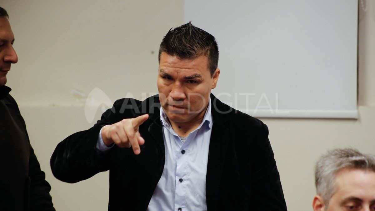 El gesto amenazante de Baldomir a los periodistas en el inicio de su juicio por abuso sexual.